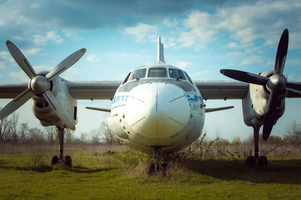Παλιό Σοβιετικό Στρατιωτικό Αεροσκάφος Στέκεται Στο Αεροδρόμιο Χρησιμοποιούμενη Τεχνική Σκουριάσματος — Φωτογραφία Αρχείου