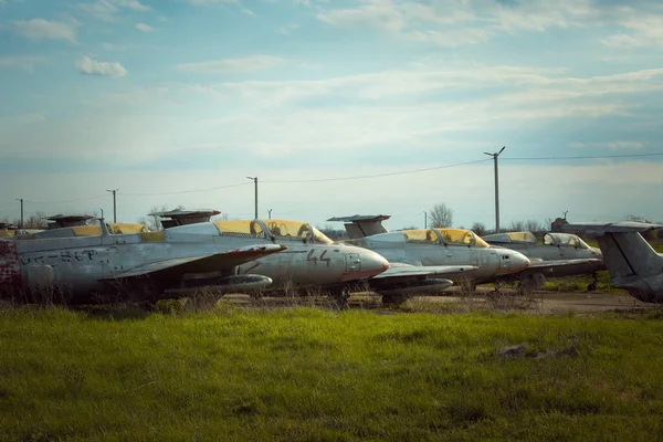Alte Sowjetische Militärflugzeuge Stehen Auf Dem Flugplatz Rostige Gebrauchstechnik — Stockfoto