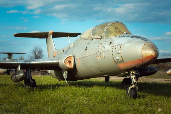 Eski Sovyet Askeri Uçağı Havaalanında Duruyor Rusty Teknik Kullanırdı — Stok fotoğraf