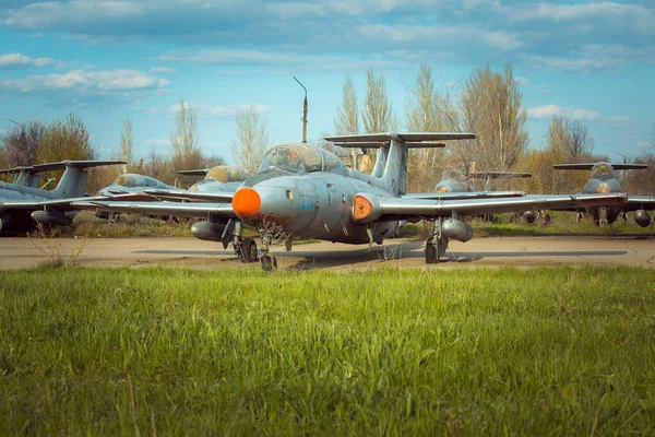 Eski Sovyet Askeri Uçağı Havaalanında Duruyor Rusty Teknik Kullanırdı — Stok fotoğraf