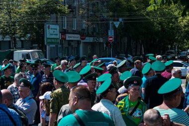 Dnepropetrovsk, Ukrayna - 05.28.2021: Eski sınır muhafızları kentin sokaklarında sınır muhafızlarının gününü kutladılar.