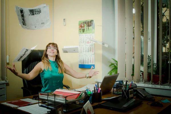 Πορτραίτο Μιας Νεαρής Γυναίκας Στο Χώρο Εργασίας Της Στο Γραφείο — Φωτογραφία Αρχείου