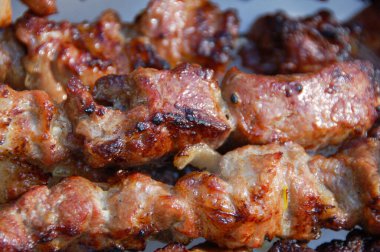 Shashlik ya da şiş kebap ızgaranın üstünde ızgara kömür hazırlıyor. Metal şiş üzerinde ızgara domuz eti..