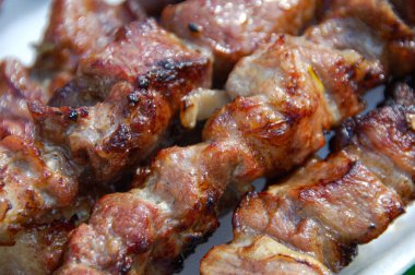 Shashlik ya da şiş kebap ızgaranın üstünde ızgara kömür hazırlıyor. Metal şiş üzerinde ızgara domuz eti..