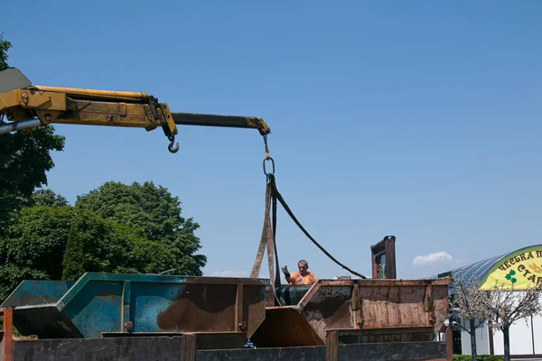 Дніпропетровськ Україна 2021 Завантаження Сміттєвих Контейнерів Вантажівку Допомогою Крана Слінджер — стокове фото