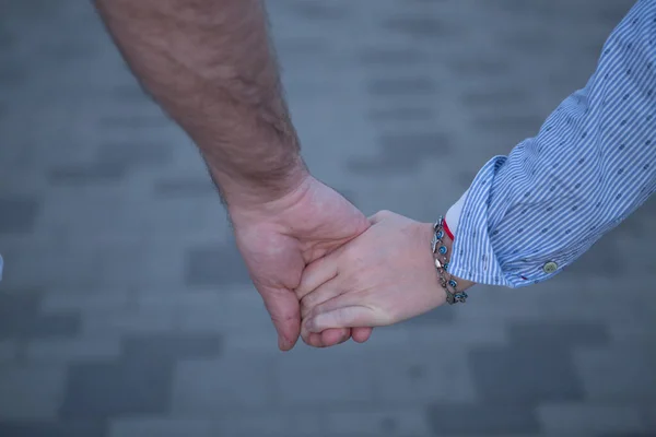 Nahaufnahme Eines Liebenden Paares Das Sich Beim Gehen Den Händen — Stockfoto
