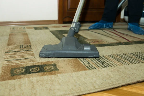 Vacuum Cleaner Carpet Nozzle Vacuum Cleaner Close Man Cleaning Carpet — Stock Photo, Image