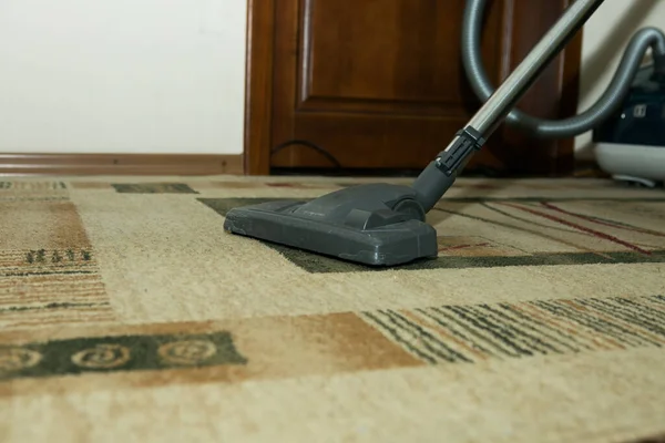 Vacuum Cleaner Carpet Nozzle Vacuum Cleaner Close Man Cleaning Carpet — Stock Photo, Image