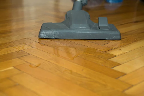 Vacuum Cleaner Wooden Parquet Collects Spilled Water Nozzle Vacuum Cleaner — Stock Photo, Image