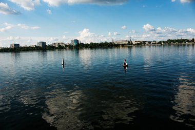 Dnipro Nehri 'nin mavi sularında yüzen kırmızı seyir şamandırası. Nehirdeki şamandıra. Navigasyon ekipmanları. Sakin su yüzeyi.