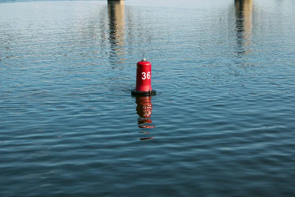 Pływająca Czerwona Boja Nawigacyjna Błękitnej Wodzie Rzeki Dnipro Boja Rzece — Zdjęcie stockowe