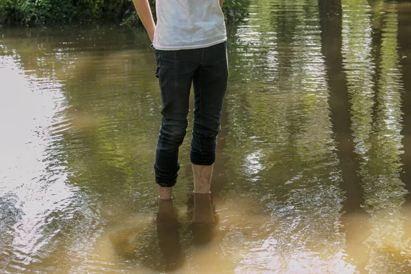 Mannelijke Voeten Het Water Een Overstroomd Park Close Een Jongeman — Stockfoto