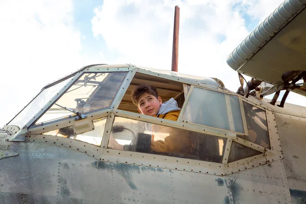 Молодой Человек Борту Старого Заброшенного Советского Самолета Парень Смотрит Окно — стоковое фото