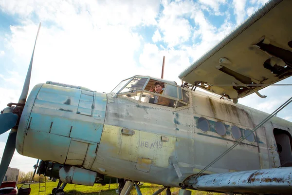 Молодой Человек Борту Старого Заброшенного Советского Самолета Парень Смотрит Окно — стоковое фото