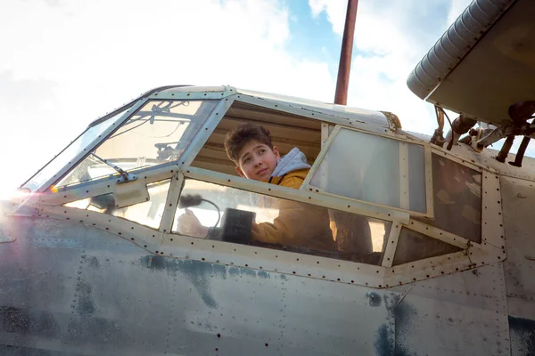 Joven Bordo Viejo Avión Soviético Abandonado Tipo Mira Por Ventana — Foto de Stock