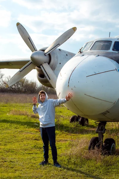 Joven Frente Viejo Avión Soviético Abandonado Tipo Disfruta Aprendiendo Vieja —  Fotos de Stock