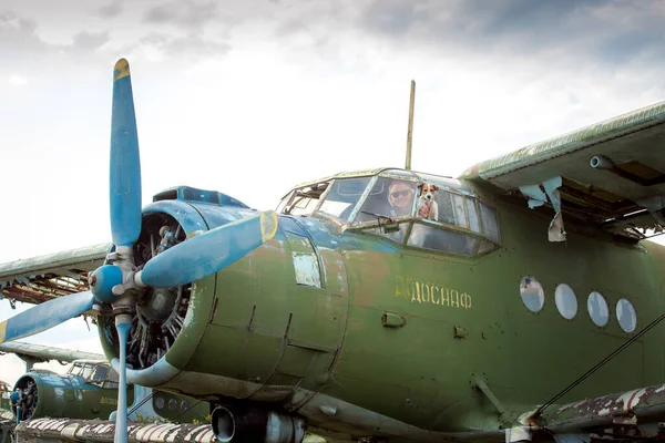 Hombre Mediana Edad Con Perro Bordo Viejo Avión Soviético Abandonado — Foto de Stock