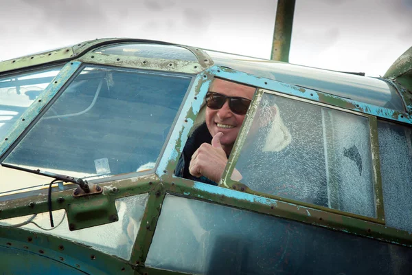 Homem Meia Idade Bordo Velho Avião Soviético Abandonado Homem Olha — Fotografia de Stock