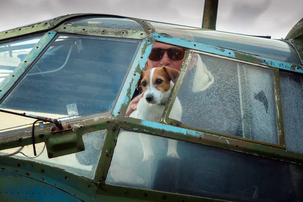 Hombre Mediana Edad Con Perro Bordo Viejo Avión Soviético Abandonado — Foto de Stock