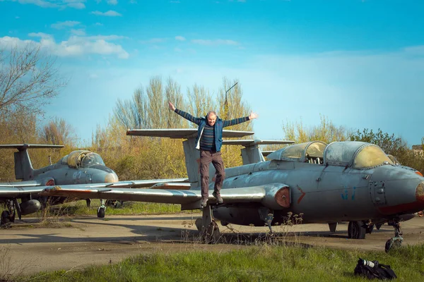 Hombre Mediana Edad Cerca Viejo Avión Soviético Abandonado Avión Campo — Foto de Stock