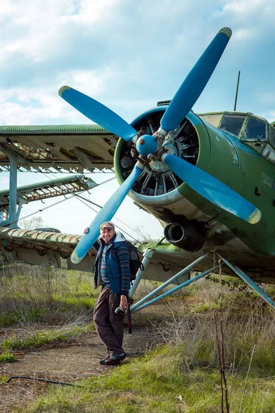 Мужчина Средних Лет Рядом Старым Заброшенным Советским Самолетом Самолет Поле — стоковое фото