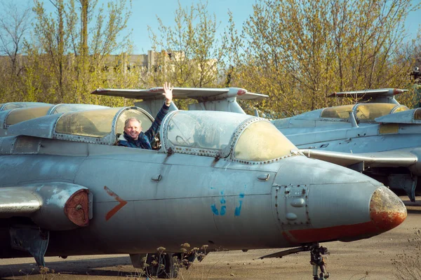 Hombre Mediana Edad Cerca Viejo Avión Soviético Abandonado Avión Campo — Foto de Stock