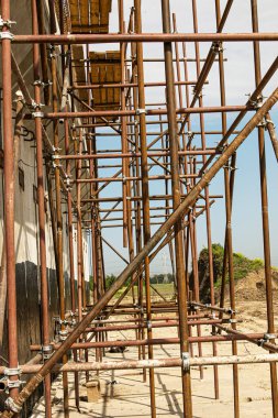 İskele kulesi ve binası olan bir inşaat alanı. İnşaat fabrikası iskelesi..