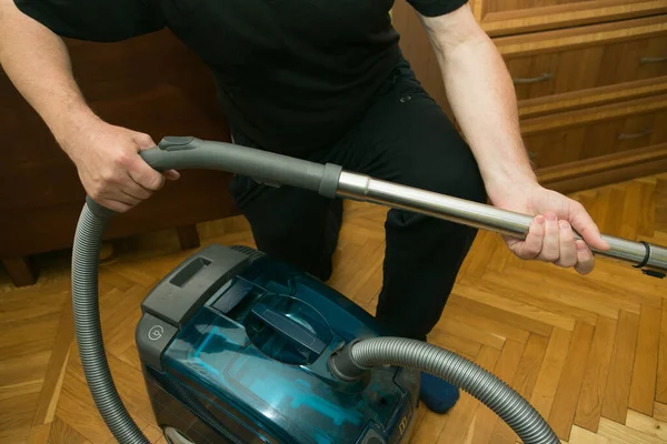 Process Cleaning Room Vacuum Cleaner Aquafilter Hands Man Preparing Vacuum — Stock Photo, Image