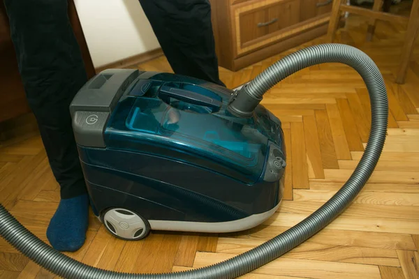 Process Cleaning Room Vacuum Cleaner Aquafilter Hands Man Preparing Vacuum — Stock Photo, Image