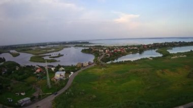 Yazın Dnepropetrovsk yakınlarındaki Ukrayna 'nın bir kır köyünde insansız hava aracı ile çekilmiş. Anketin yüksekliği yaklaşık 100 metre..