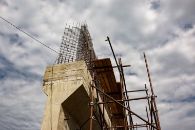 Yeni bir otoyol inşaatı. Üretim aşamasında viyadük desteği.