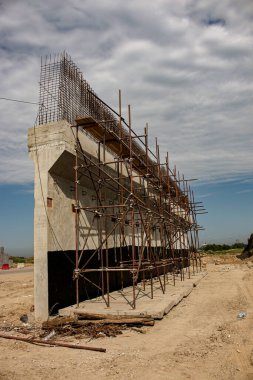 Yeni bir otoyol inşaatı. Üretim aşamasında viyadük desteği.