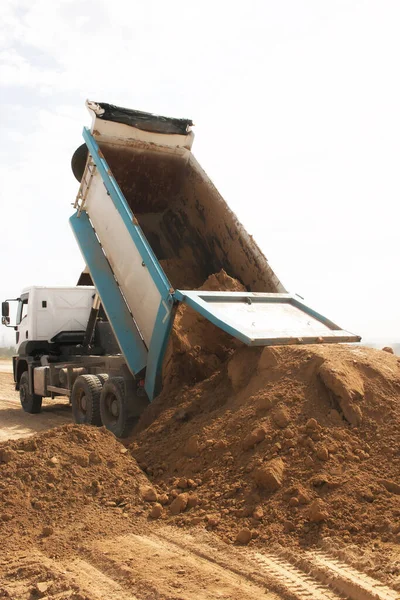 Camión Volquete Descarga Tierra Arcillosa Para Construcción Una Nueva Carretera — Foto de Stock