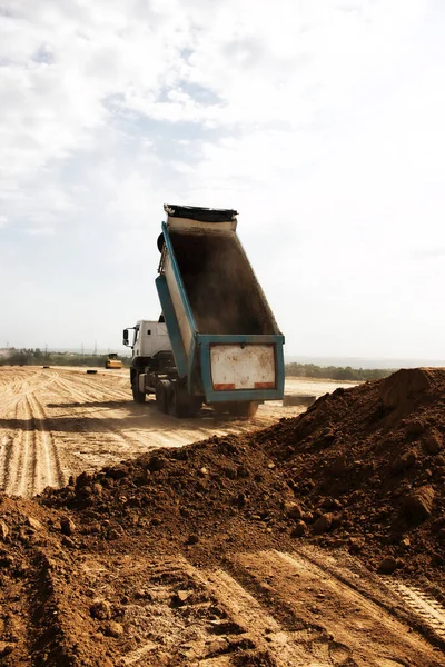 Camión Volquete Descarga Tierra Arcillosa Para Construcción Una Nueva Carretera — Foto de Stock
