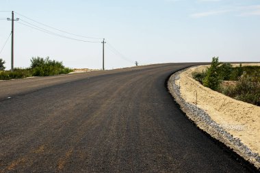 Yeni asfalt yol. Viaduct çıkışındaki rayların kıvrımları..