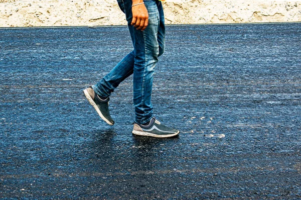 Nohy Muže Kráčejícího Asfaltové Cestě Procházka — Stock fotografie
