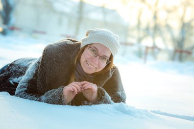 Mutlu kadın güneşli kış gününde karla oynar. Kızlar kışı sever, dondurucu günü. Kış tatillerinde karla oynayan bir kadın, havaya beyaz kar fırlatır. Kış ormanlarında yürü.