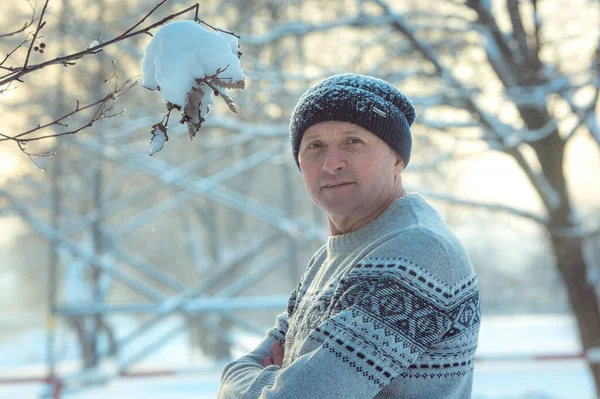 Портрет Чоловіка Сніжний День Лісі Хлопець Зимовому Спортивному Одязі — стокове фото