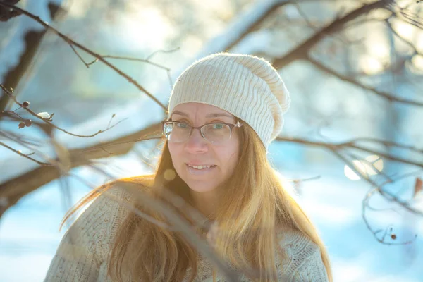 Szczęśliwa Kobieta Bawi Się Śniegiem Słoneczny Zimowy Dzień Dziewczyna Lubi — Zdjęcie stockowe