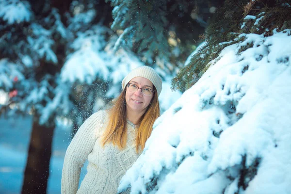 Mujer Feliz Juega Con Nieve Día Soleado Invernal Chica Gusta — Foto de Stock