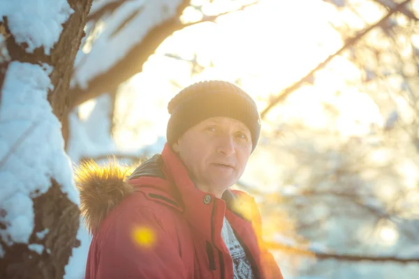 Портрет Чоловіка Сніжний День Лісі Хлопець Зимовому Спортивному Одязі — стокове фото