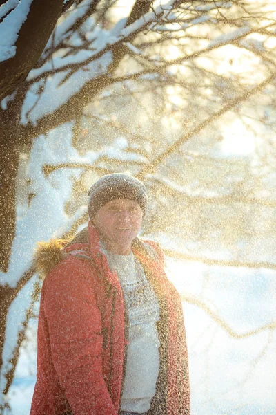 Portrét Muže Sněhového Dne Lese Ten Chlap Zimním Sportovním Oblečení — Stock fotografie