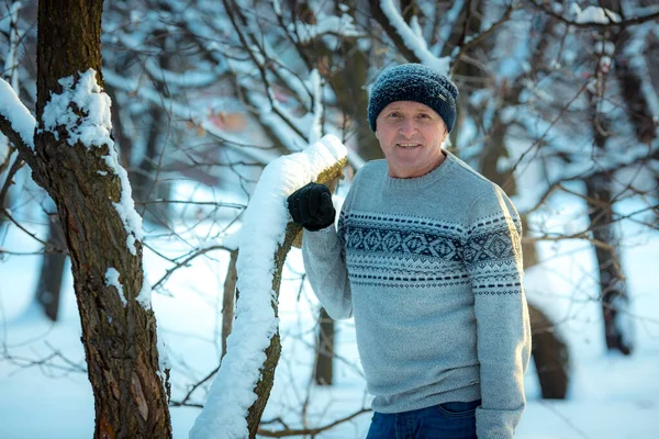 Портрет Чоловіка Сніжний День Лісі Хлопець Зимовому Спортивному Одязі — стокове фото