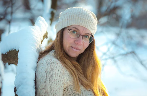 Mujer Feliz Juega Con Nieve Día Soleado Invernal Chica Gusta — Foto de Stock