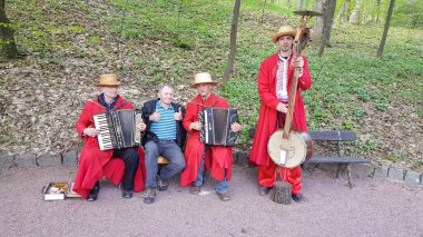 Sofievsky Park, Ukrayna - 04.23.2018: Ukrayna ulusal kostümlü bir grup müzisyen. Kıyafetler ve müzik aletleri Molfar büyücülerini andırıyor..