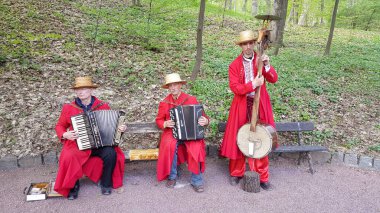 Sofievsky Park, Ukrayna - 04.23.2018: Ukrayna ulusal kostümlü bir grup müzisyen. Kıyafetler ve müzik aletleri Molfar büyücülerini andırıyor..