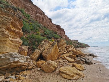 Deniz kıyısındaki uçurum. Deniz kıyısı. Denizin dik kıyıları.