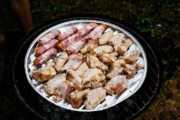Folyamat Főzés Csirkeláb Csirkemell Egy Barbecue Grill Szabadban Piknik Kint — Stock Fotó