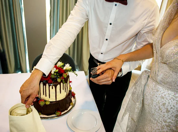 Friss Házasok Felvágták Esküvői Tortát Menyasszony Vőlegény Esküvőn Felvágott Egy — Stock Fotó