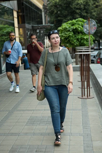 Dnepropetrovsk Ουκρανία 2021 Μια Όμορφη Κομψή Μεσήλικη Γυναίκα Περπατά Γύρω — Φωτογραφία Αρχείου